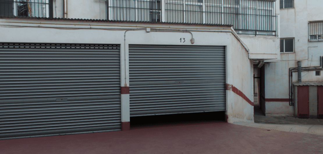 Integración virtual en proyecto de reforma para la ampliación de una cochera, tomando espacio de la aledaña: una visión futurista de cómo el diseño arquitectónico maximiza el espacio disponible y mejora la funcionalidad de la cochera.