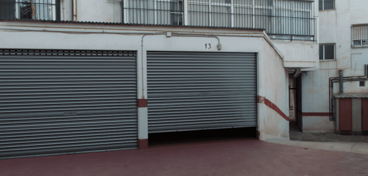 Integración virtual en proyecto de reforma para la ampliación de una cochera, tomando espacio de la aledaña: una visión futurista de cómo el diseño arquitectónico maximiza el espacio disponible y mejora la funcionalidad de la cochera.